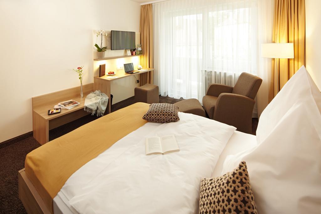 Hotel Zum Hirsch Wertingen Экстерьер фото