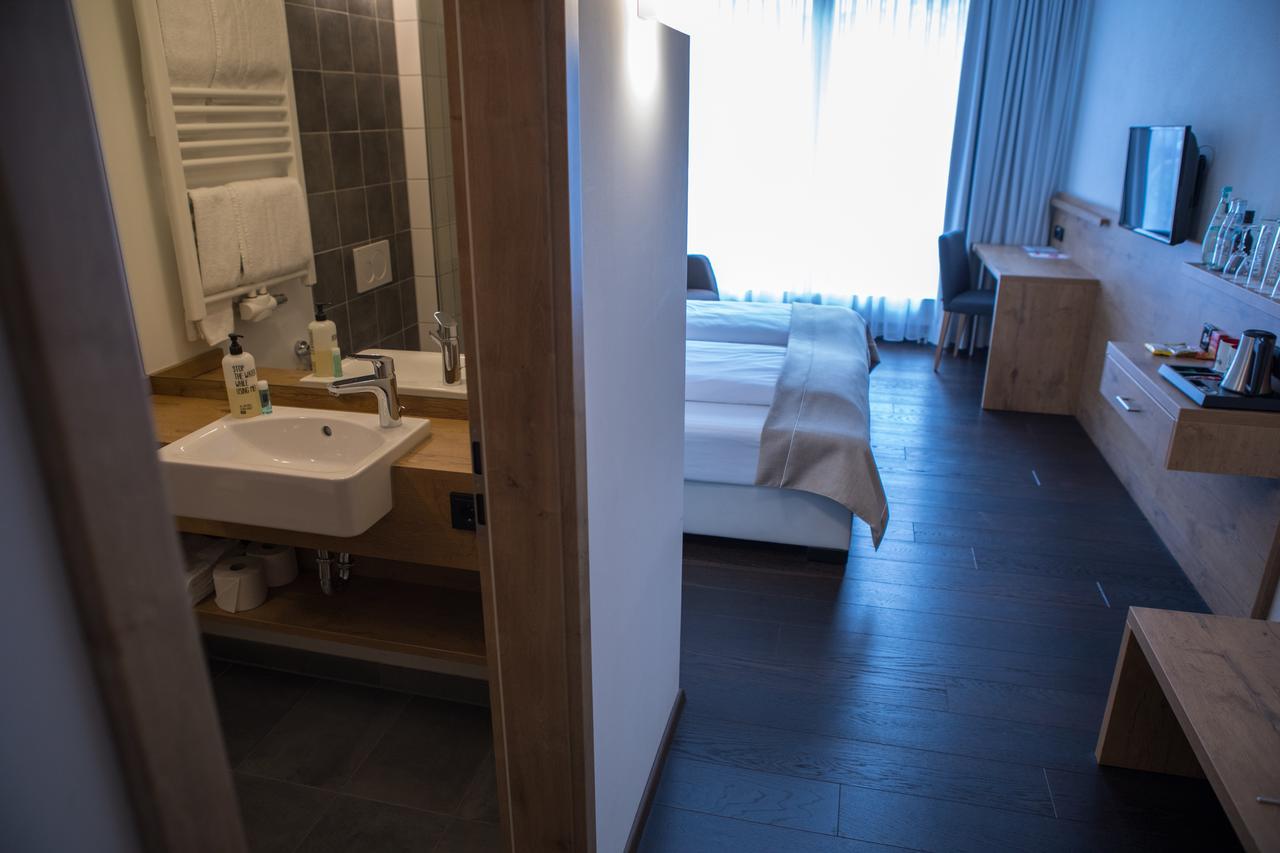 Hotel Zum Hirsch Wertingen Экстерьер фото