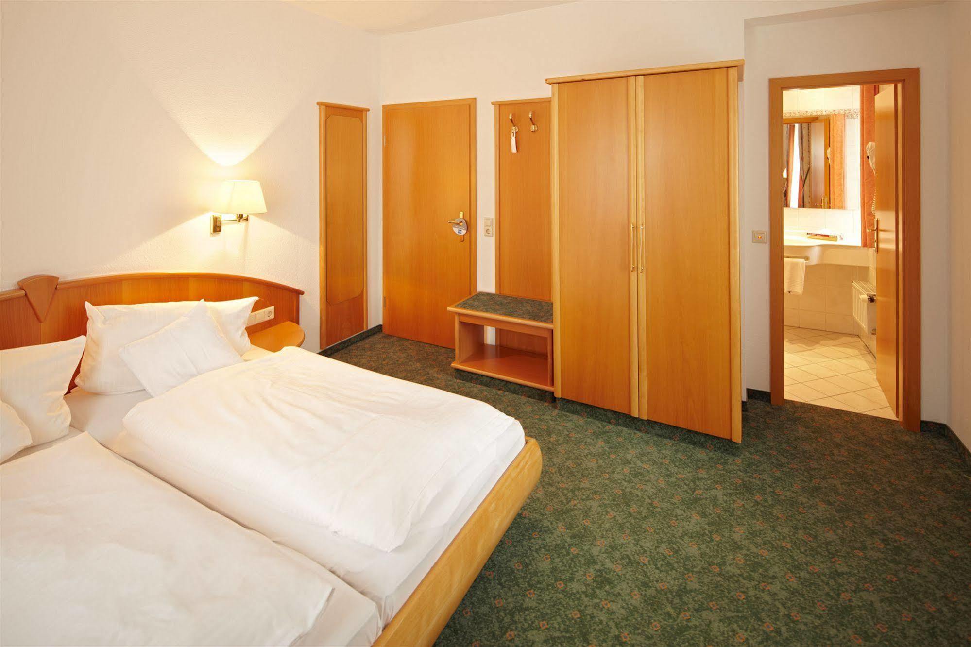 Hotel Zum Hirsch Wertingen Экстерьер фото