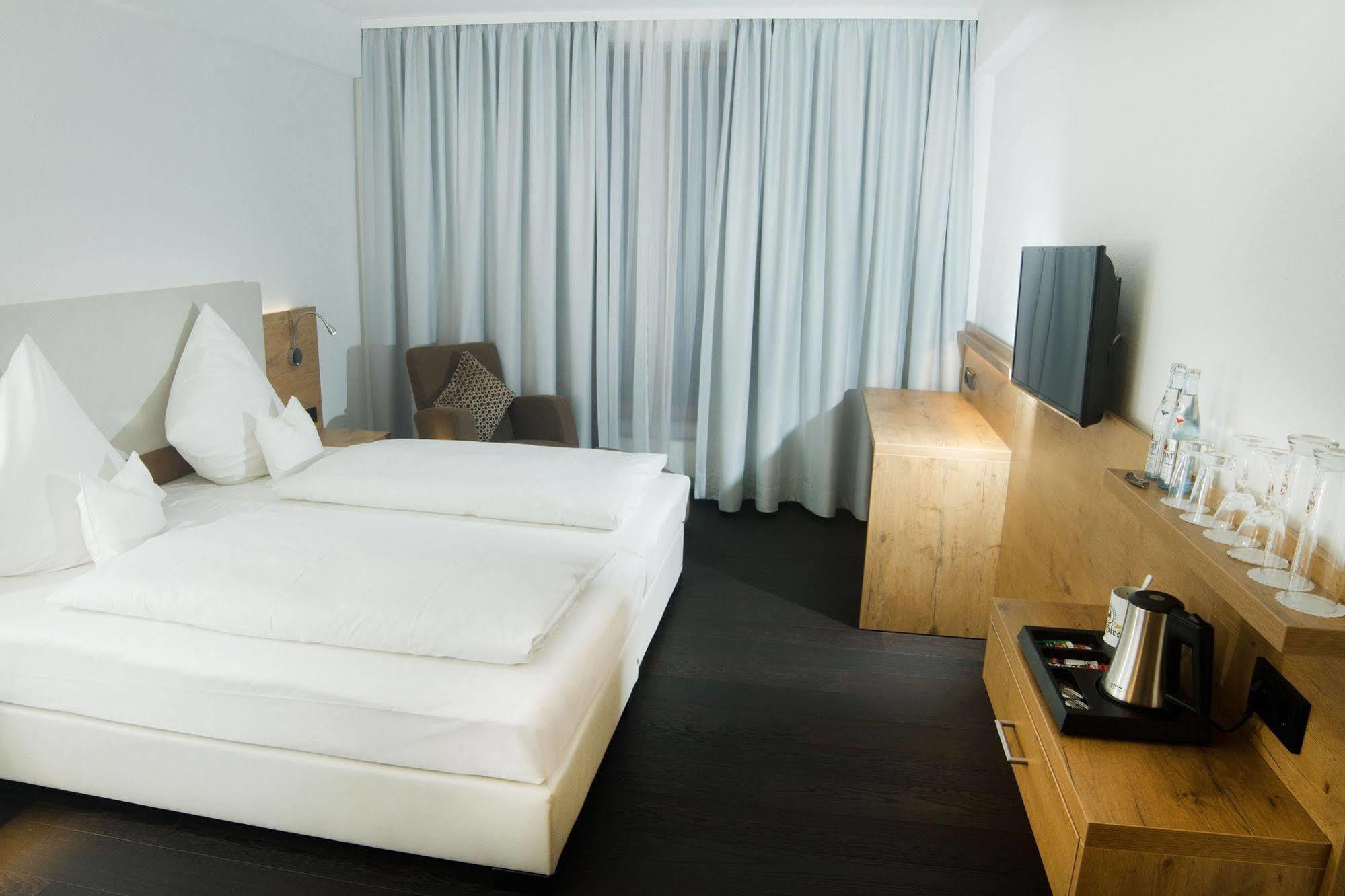 Hotel Zum Hirsch Wertingen Экстерьер фото