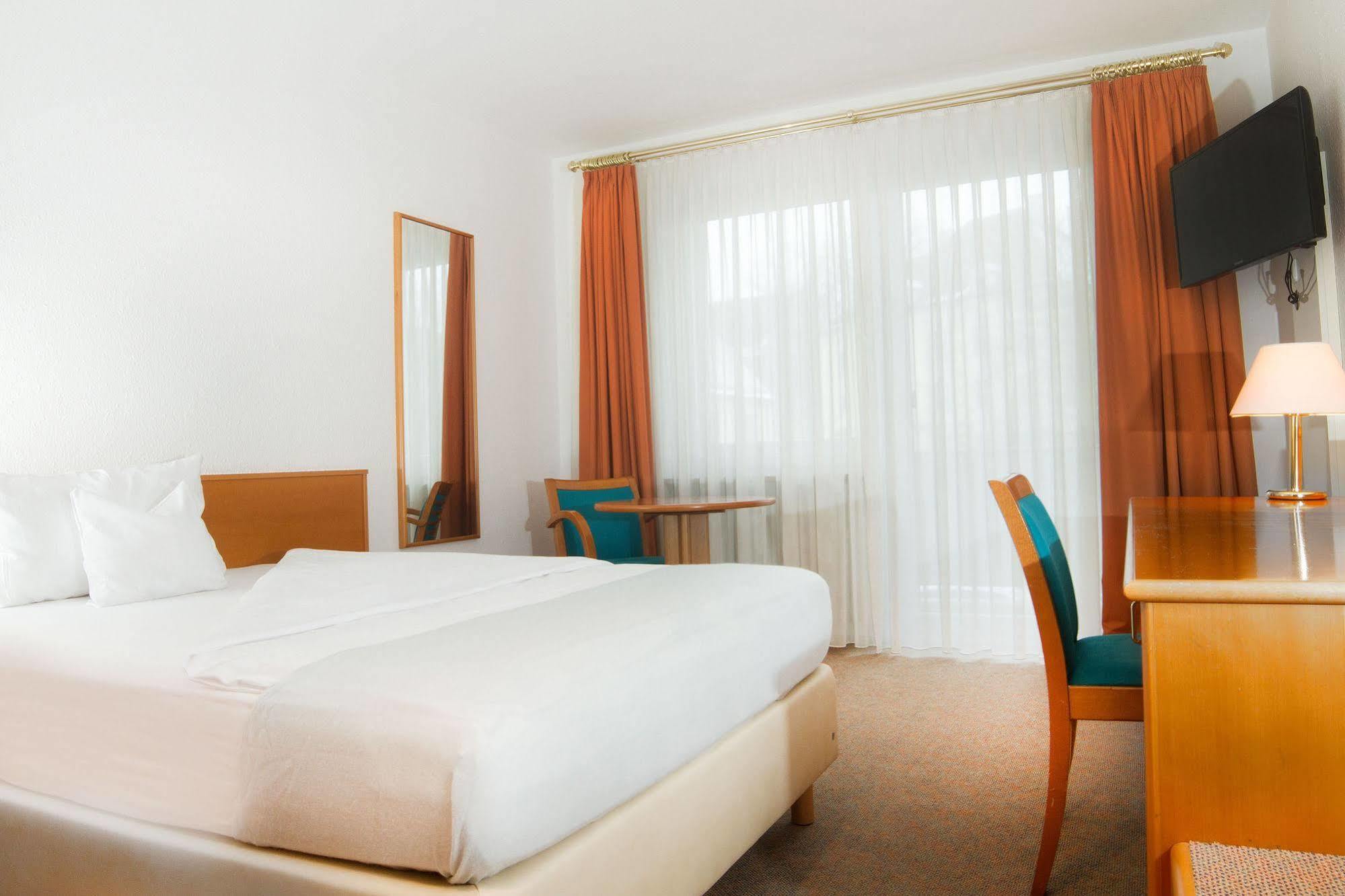 Hotel Zum Hirsch Wertingen Экстерьер фото