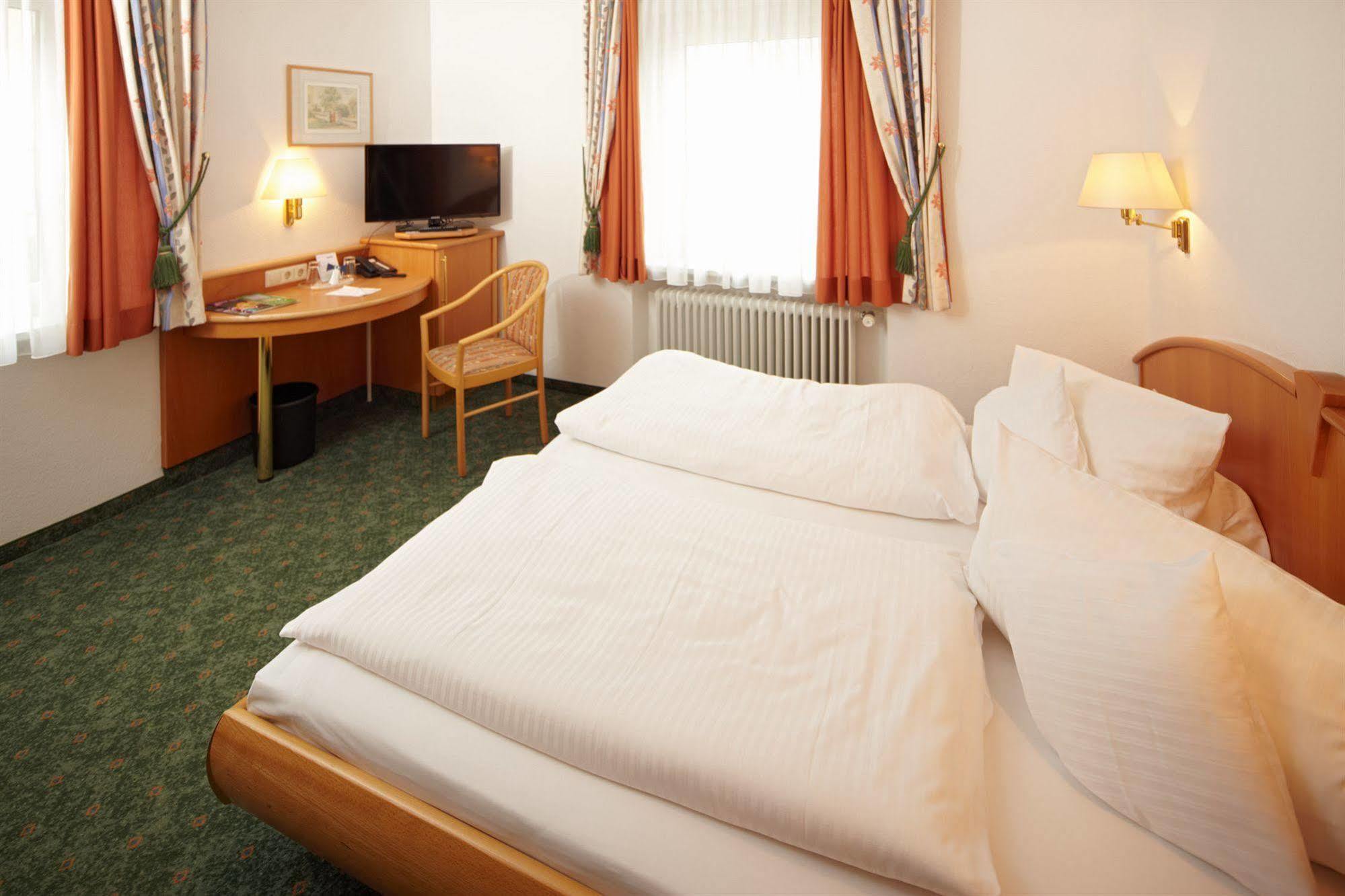 Hotel Zum Hirsch Wertingen Экстерьер фото