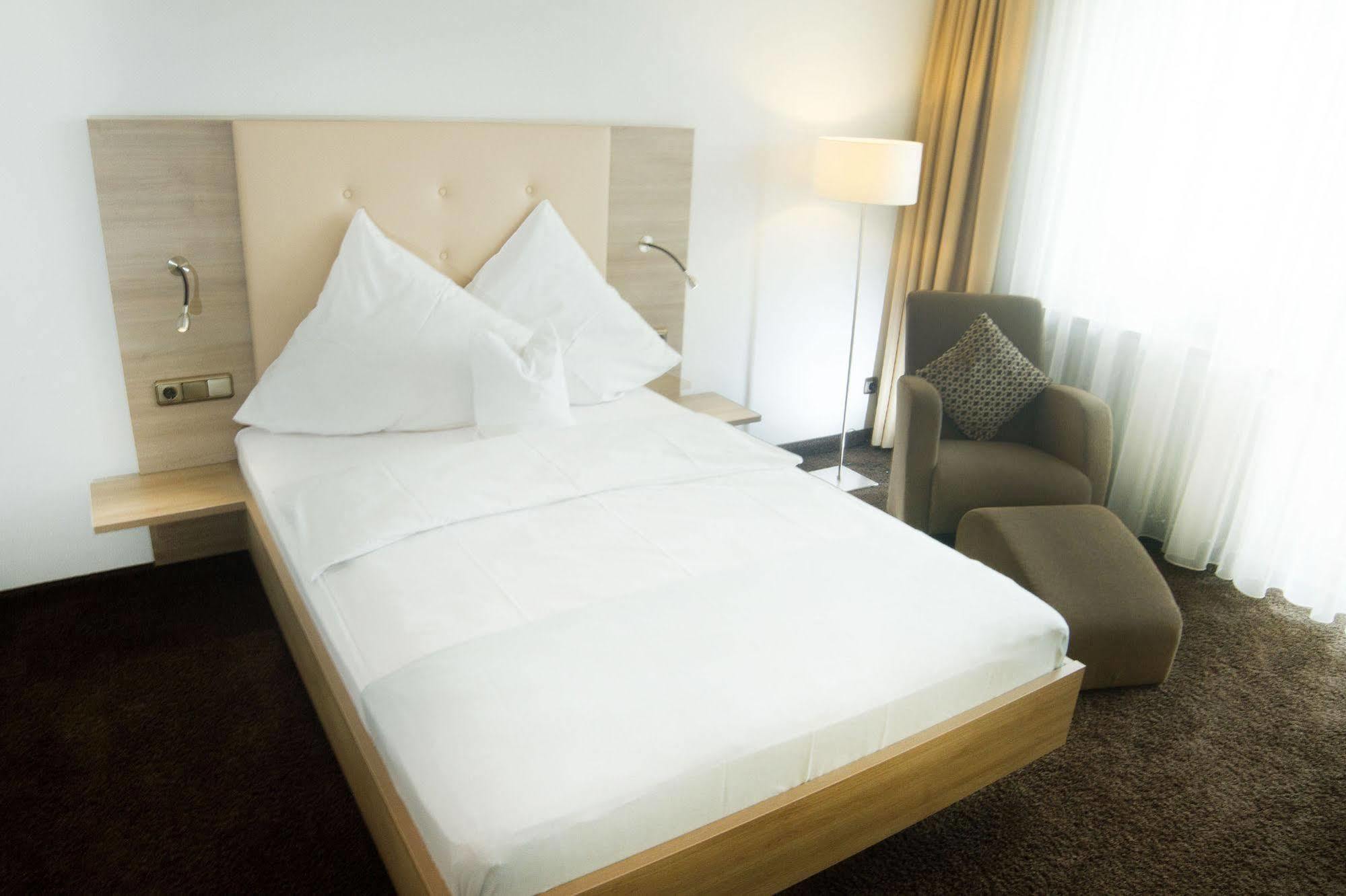Hotel Zum Hirsch Wertingen Экстерьер фото