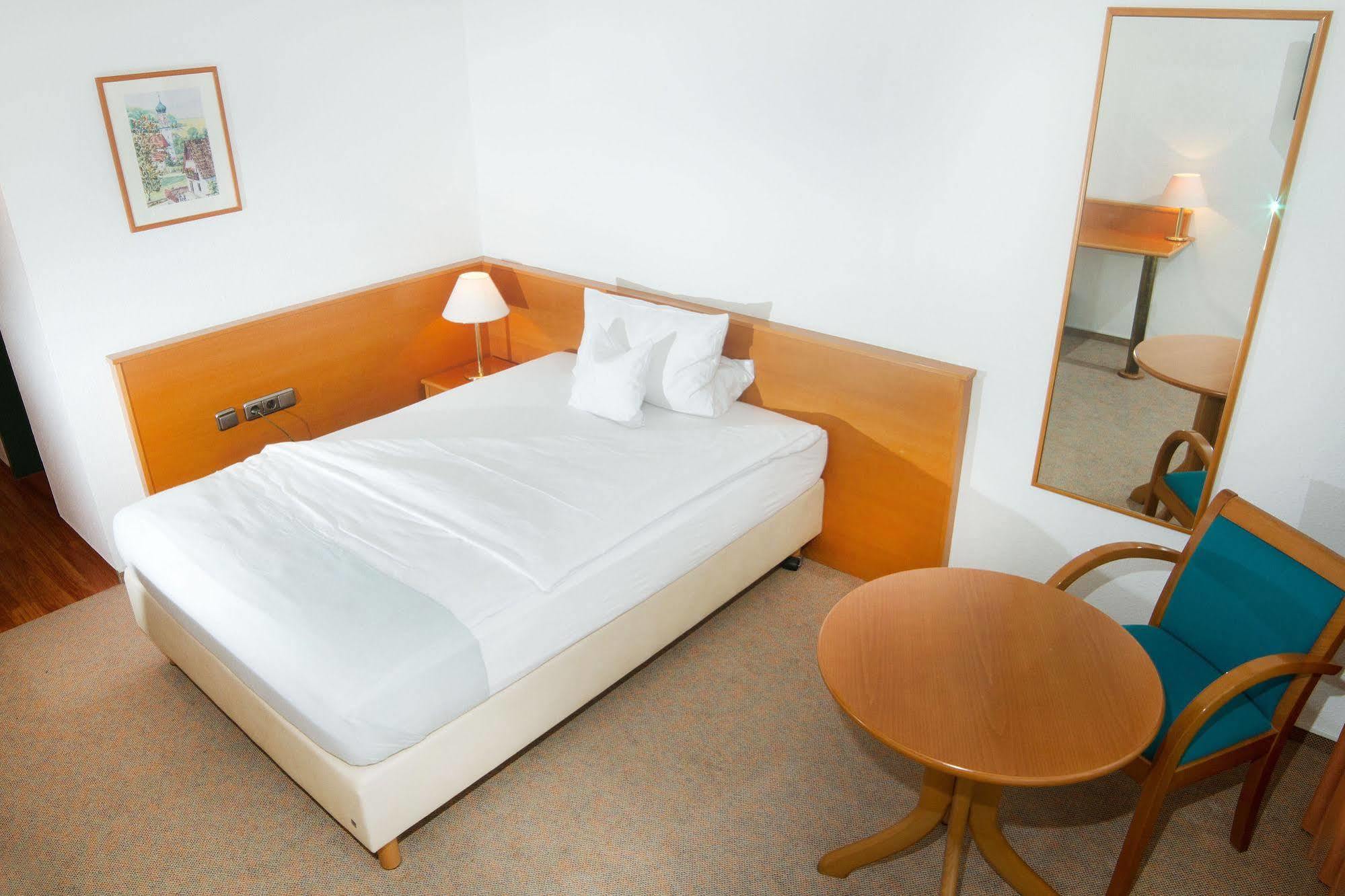 Hotel Zum Hirsch Wertingen Экстерьер фото