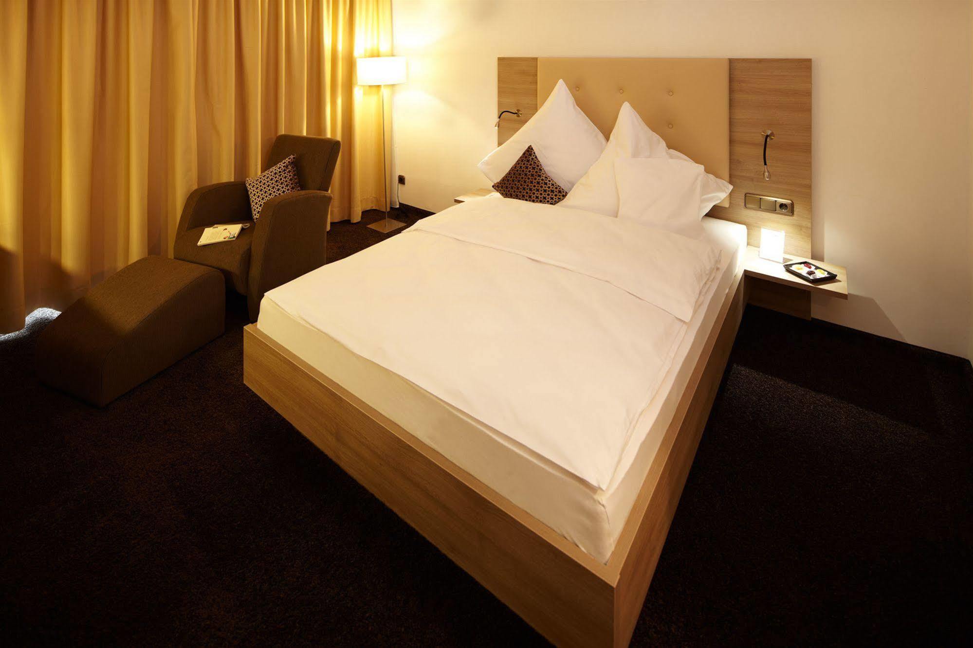 Hotel Zum Hirsch Wertingen Экстерьер фото