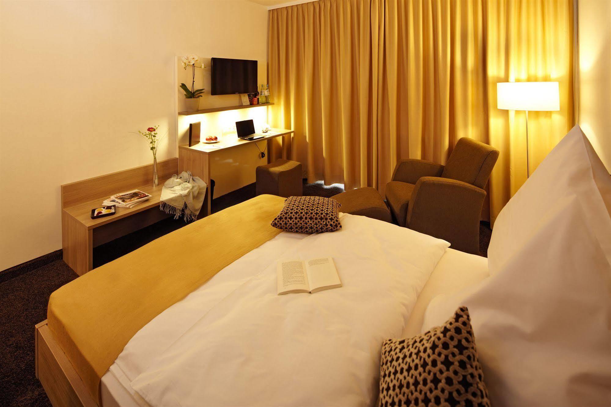 Hotel Zum Hirsch Wertingen Экстерьер фото