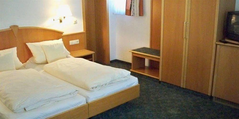 Hotel Zum Hirsch Wertingen Экстерьер фото